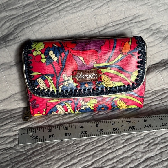 Sakroots Artist Circle XL wallet in Crimson Flower Power - Picture 2 of 10